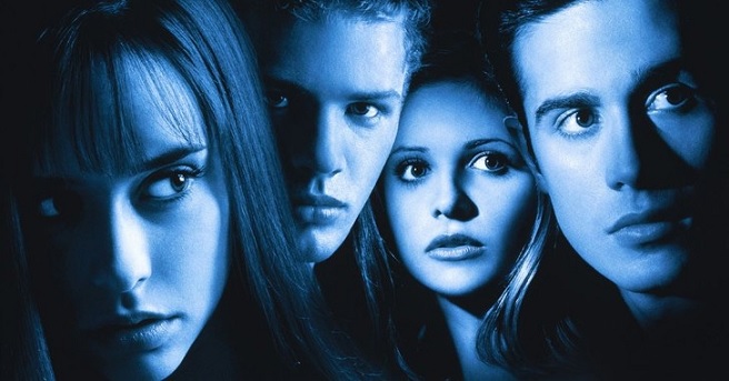 Jennifer Love Hewitt and Freddie Prinze Jr. are coming back for a I Know What You Did Last Summer sequel directed by Jennifer Kaytin Robinson