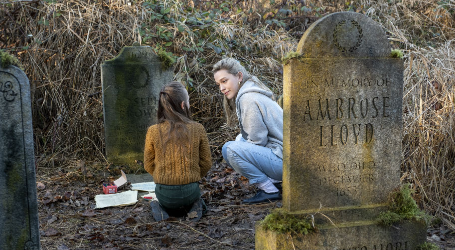 TV Review, horror, Drama, Mike Flanagan, Victoria Pedretti, The Haunting of Bly Manor, Oliver Jackson-Cohen, Netflix