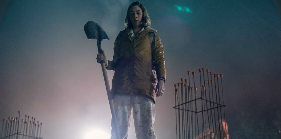 TV Review, Hulu, Stephen King, J.J. Abrams, Lizzy Caplan, Castle Rock, elsie fisher, Paul Sparks, Tim Robbins