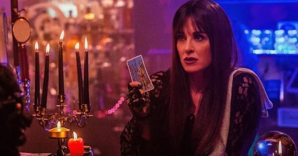 Kyle Richards' character Lindsey Wallace is shown giving a tarot card reading in a new image from the Halloween sequel Halloween Ends.
