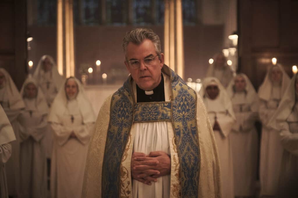 Danny Huston como “Padre Romero” en CONSAGRACIÓN de Christopher Smith.  Cortesía de IFC Medianoche.  Un comunicado de medianoche de IFC.
