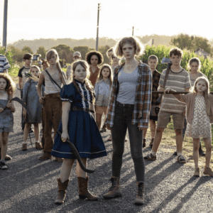 Elena Kampouris and Kate Moyer with Eden's Posse in Children of the Corn (2023).