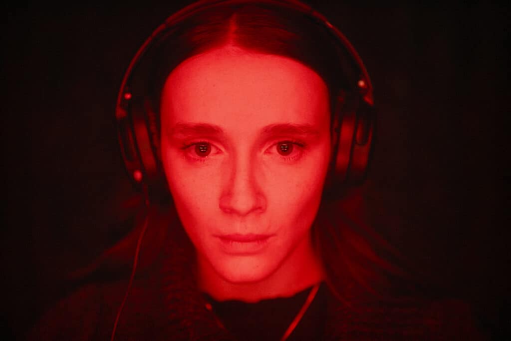Juliette Gariépy as Kelly-Anne in Red Rooms (2023).