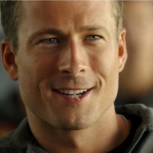 Twisters co-star Glen Powell confirms that the film isn't a direct follow-up to Twister, but still has a chance of connecting with everyone